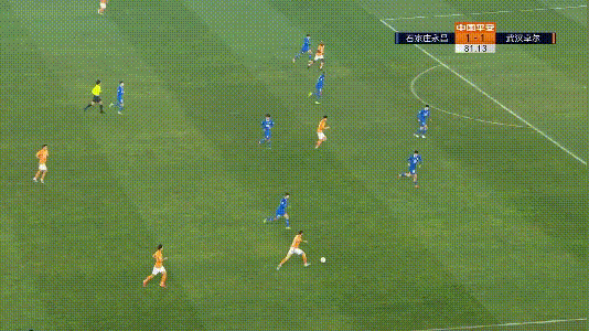  布雷斯特快速反击行云流水，三脚传递穿透对方整条防线